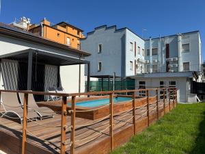 Swimmingpoolen hos eller tæt på Dimora degli Ulivi