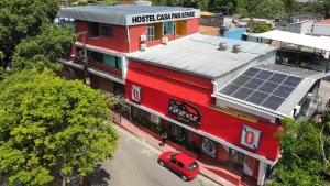 马瑙斯Hotel e Restaurante Casa Paraense Original, px ao aeroporto的红色的汽车停在红色建筑前面