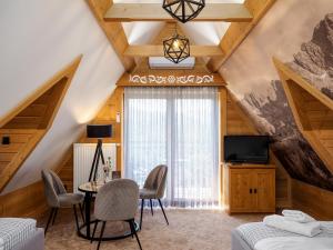 Televízia a/alebo spoločenská miestnosť v ubytovaní Apartamenty Małe Ciche z jacuzzi ogrodowym, widokiem na TATRY i SKY WALK