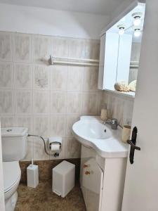 アギオス・イオアニスにあるAnna'sHouseの白い洗面台とトイレのあるバスルーム
