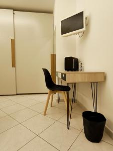a room with a desk and a chair and a television at Petra in Pietrelcina +13 photos