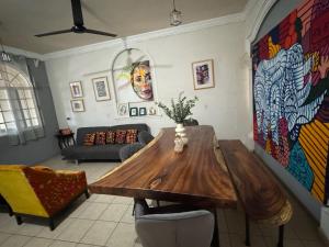 Juchitán de ZaragozaCasa Kate Juchitán的带木桌和沙发的客厅