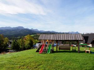 Detský kútik v ubytovaní Apartamenty Małe Ciche z jacuzzi ogrodowym, widokiem na TATRY i SKY WALK