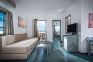 TV a/nebo společenská místnost v ubytování Silva Beach Hotel