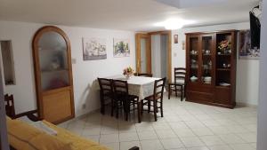 een woonkamer met een eettafel en stoelen bij Casetta meraviglia in Gaeta +14 foto's