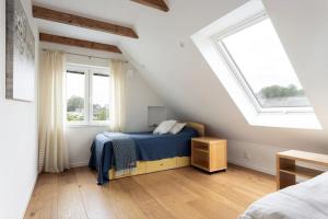 una camera da letto con un letto e due finestre di Valjeviken a Sölvesborg