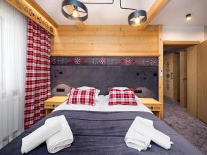 Posteľ alebo postele v izbe v ubytovaní Apartamenty Małe Ciche z jacuzzi ogrodowym, widokiem na TATRY i SKY WALK