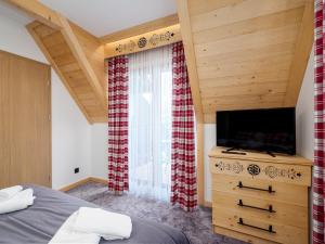 Televízia a/alebo spoločenská miestnosť v ubytovaní Apartamenty Małe Ciche z jacuzzi ogrodowym, widokiem na TATRY i SKY WALK