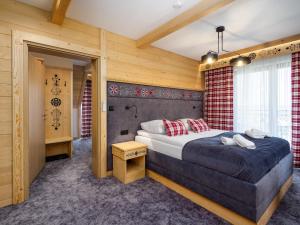 Posteľ alebo postele v izbe v ubytovaní Apartamenty Małe Ciche z jacuzzi ogrodowym, widokiem na TATRY i SKY WALK
