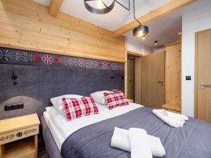 Posteľ alebo postele v izbe v ubytovaní Apartamenty Małe Ciche z jacuzzi ogrodowym, widokiem na TATRY i SKY WALK
