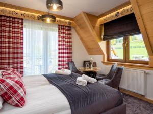 Posteľ alebo postele v izbe v ubytovaní Apartamenty Małe Ciche z jacuzzi ogrodowym, widokiem na TATRY i SKY WALK