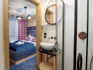 Posteľ alebo postele v izbe v ubytovaní Apartamenty Małe Ciche z jacuzzi ogrodowym, widokiem na TATRY i SKY WALK