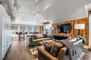 Skyline Suite with Penthouse & Rooftop Deck 6BR by Maddox Hotel的电视和/或娱乐中心