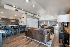 Skyline Suite with Penthouse & Rooftop Deck 6BR by Maddox Hotel的休息区