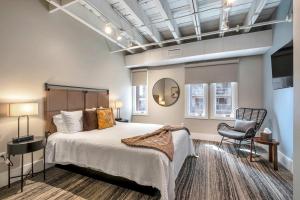 Skyline Suite with Penthouse & Rooftop Deck 6BR by Maddox Hotel客房内的一张或多张床位