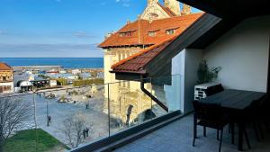 Un balcón con vista a una ciudad y al océano. en Casa Damadian, en Constanţa