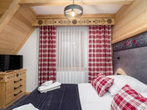 Posteľ alebo postele v izbe v ubytovaní Apartamenty Małe Ciche z jacuzzi ogrodowym, widokiem na TATRY i SKY WALK