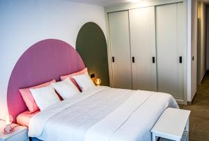 Postel nebo postele na pokoji v ubytování ENJOYTHEMOMENT Sotavento Suites