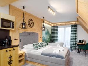 Posteľ alebo postele v izbe v ubytovaní Apartamenty Małe Ciche z jacuzzi ogrodowym, widokiem na TATRY i SKY WALK
