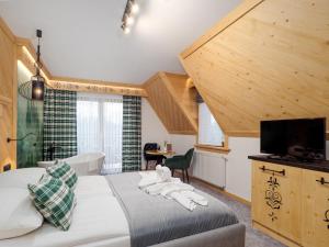 Posteľ alebo postele v izbe v ubytovaní Apartamenty Małe Ciche z jacuzzi ogrodowym, widokiem na TATRY i SKY WALK