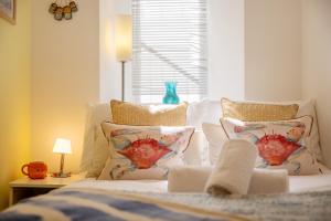 Ένα ή περισσότερα κρεβάτια σε δωμάτιο στο Coastal Escape With Balcony & River Dart Views