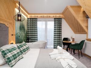 Posteľ alebo postele v izbe v ubytovaní Apartamenty Małe Ciche z jacuzzi ogrodowym, widokiem na TATRY i SKY WALK
