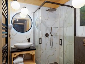Kúpeľňa v ubytovaní Apartamenty Małe Ciche z jacuzzi ogrodowym, widokiem na TATRY i SKY WALK + 37 fotografií
