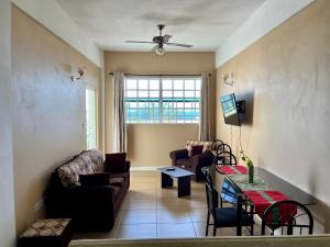 Istumisnurk majutusasutuses Lovely and cozy 2 bedroom apt with oceanic view