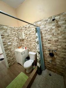 Vannituba majutusasutuses Lovely and cozy 2 bedroom apt with oceanic view