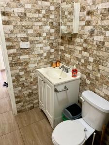 Vannituba majutusasutuses Lovely and cozy 2 bedroom apt with oceanic view +21 fotot