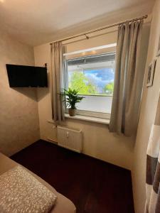 una habitación con una ventana con una maceta. en Backbord, en Cuxhaven