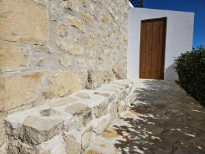 SpanokhórionにあるVilla Rougaの石壁と扉のある建物