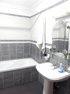 ein weißes Badezimmer mit Badewanne und Waschbecken in der Unterkunft Appartement en plein centre in Marrakesch