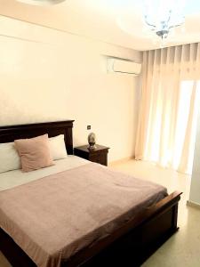 ein Schlafzimmer mit einem Bett und einem Fenster in der Unterkunft Appartement en plein centre in Marrakesch