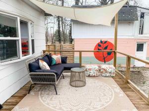un patio avec un canapé et une table sur un porche dans l'établissement Lighthouse Cottage - Family Friendly Kids and Pets, à New Buffalo