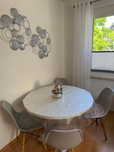 een tafel en stoelen in een kamer met een tafel bij Sana Ferienwohnung in Oberhausen +11 foto's
