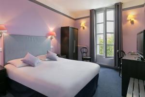 Postel nebo postele na pokoji v ubytování Best Western Hotel Le Guilhem
