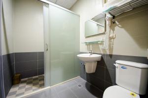 een badkamer met een toilet, een wastafel en een douche bij Yenhi B&B in Taitung