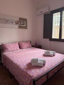 una camera da letto con un letto con due asciugamani sopra di Villa Gilda a Gallipoli Altre 7 foto