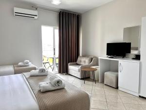 TV a/nebo společenská místnost v ubytování Avenue Hotel