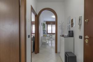 un pasillo con un arco que conduce a una cocina en Easy Venice - Flat in Mestre, en Venecia