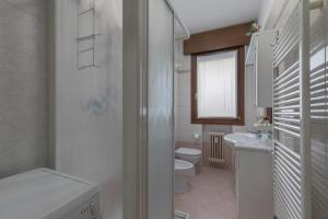 Un baño blanco con inodoro y lavabo. en Easy Venice - Flat in Mestre, en Venecia 10 fotos más