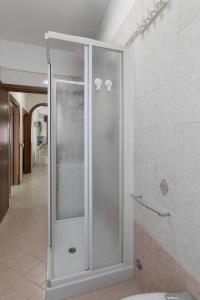 una ducha con puerta de cristal en un baño en Easy Venice - Flat in Mestre, en Venecia