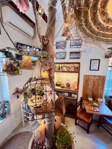 a bakery with a tree in the middle of a room at CASA CERCANA LA CASA de LA ALEGRIA in Abarán