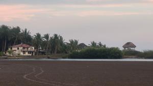 een huis aan het strand naast een waterlichaam bij Chalet Paraiso Compartido in Tulate
