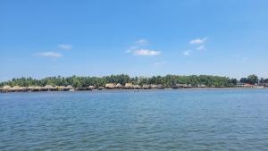 een grote hoeveelheid water met huizen op de achtergrond bij Chalet Paraiso Compartido in Tulate