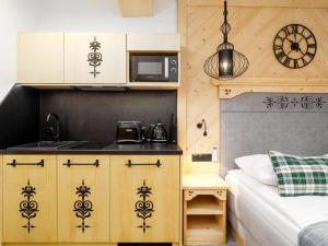 Kuchyňa alebo kuchynka v ubytovaní Apartamenty Małe Ciche z jacuzzi ogrodowym, widokiem na TATRY i SKY WALK
