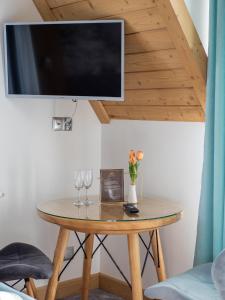 Televízia a/alebo spoločenská miestnosť v ubytovaní Apartamenty Małe Ciche z jacuzzi ogrodowym, widokiem na TATRY i SKY WALK