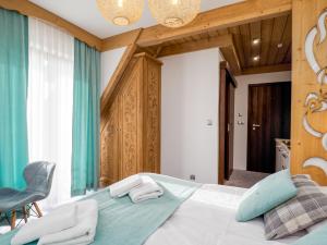 Posteľ alebo postele v izbe v ubytovaní Apartamenty Małe Ciche z jacuzzi ogrodowym, widokiem na TATRY i SKY WALK
