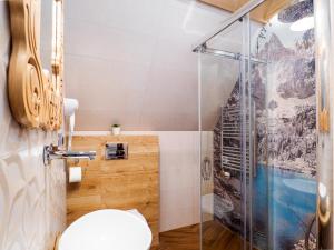 Kúpeľňa v ubytovaní Apartamenty Małe Ciche z jacuzzi ogrodowym, widokiem na TATRY i SKY WALK
